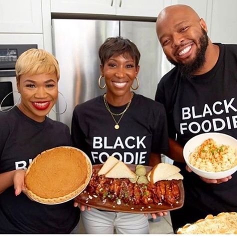 14 Black Vegan YouTubers You Need To Subscribe To! • BLACK FOODIE Black Vegan Recipes, Doro Wot, Vegan Essentials, Vegan Ideas, Vegan Chef, Aip Diet, Vegan Side Dishes, Vegan Sides, Vegan Dinner