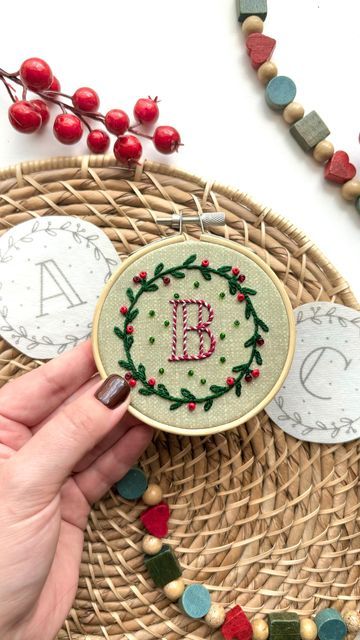 Diy Letter Christmas Ornaments, Easy Embroidery Christmas Ornaments, How To Embroider Christmas Ornaments, Easy Embroidery Gift Ideas, Christmas Letter Embroidery, Diy Embroidered Christmas Ornaments, Hand Embroidery Ornaments, Hand Embroidery Christmas Ornaments, Embroidered Ornaments Diy