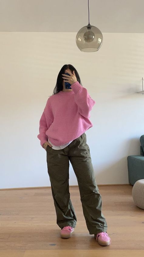 Knit Sweater And Cargo Pants, Pink Cargo Pants Outfits Hijab, Baggy Cargo Pants Aesthetic, Colorful Cargo Pants Outfit, Pink And Green Winter Outfit, Parashut Pants Outfit Winter, Cargo Pants Sweater Outfit, Pink Cargo Pants Outfits Winter, Pink Pants Winter Outfit