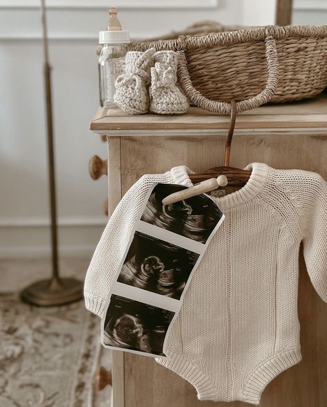 Pregnancy Announcement Ideas Instagram, Baby Mood Board, Aesthetic Baby Announcement, Pregnant Announcement Aesthetic, Modern Pregnancy Announcement, Baby Announcing Ideas To Family, Chic Pregnancy Announcement, Vintage Pregnancy Announcement, Pregnancy Announcement Aesthetic