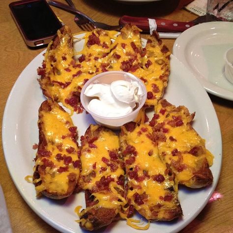 Make Your Own Texas Roadhouse Tater Skins, and Bon Apetit Y’all! Tater Skins, Bon Apetit, Mapo Tofu, Junk Food Snacks, Texas Roadhouse, Tikka Masala, Food Goals, Food Obsession, Pretty Food