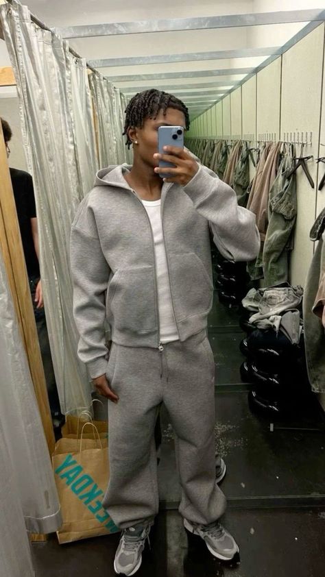 Flared Joggers Outfit Men, Grey Sweatsuit Outfit Men, Grey Sweat Suit Outfits, Men’s Tracksuit, Old Money X Streetwear, Outfit For Men Streetwear, Best Brands Clothes, Outfit Mann, Men Drip