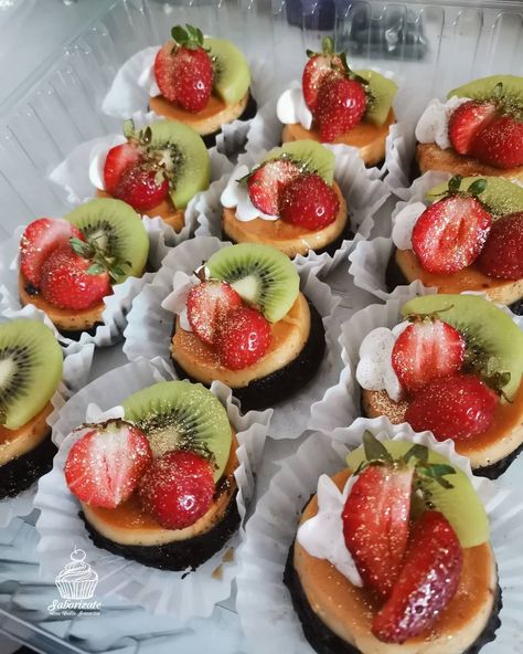 Mini Flan Cups For Party, Mini Chocoflan Decoration Ideas, Mini Chocoflan Recipe, Mini Flans Desserts, Chocoflan Cupcakes, Mini Chocoflan Cupcakes, Mini Flan Cups, Hot Cakes Minis, Mini Choco Flan