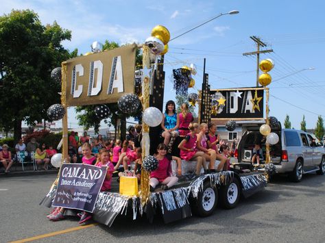 The rear view of the Camano Dance Academy's "Great Gatsby" 1920's themed float in the 2014 Stanwood Camano Parade. See www.camanodance.com for more info on CDA. Roaring 20s Parade Float Ideas, Roaring 20s Parade Float, 70s Homecoming Float, Beach Homecoming Float, Decade Homecoming Floats, Homecoming Themes Floats, Dance Float For Parade, Parade Float Decorations, Christmas Parade Floats