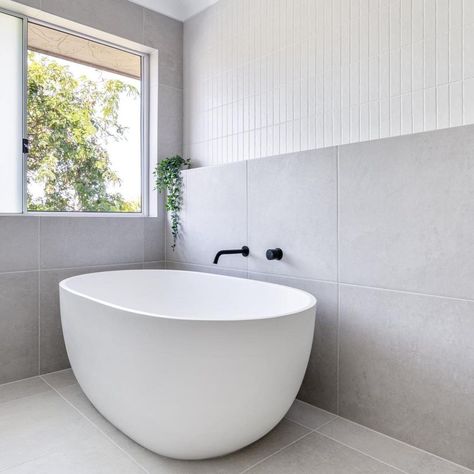 Grey White Ensuite, Maximo White Beaumont Tiles, 600x600 Wall Tiles Bathroom, Beaumont Tiles Bathroom, Hamptons Style Decor Bathroom, Bathroom Design Simple, Bunnings Bathroom, Two Tone Bathroom, Bathroom Ledge