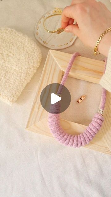 Macrame Tutorial Video, Diy Rope Necklace Tutorial, Rope Necklace Diy, Knotted Necklace Diy, Macrame Necklace Tutorial, Macrame Gifts, How To Macrame, Collar Macrame, Macrame Colar