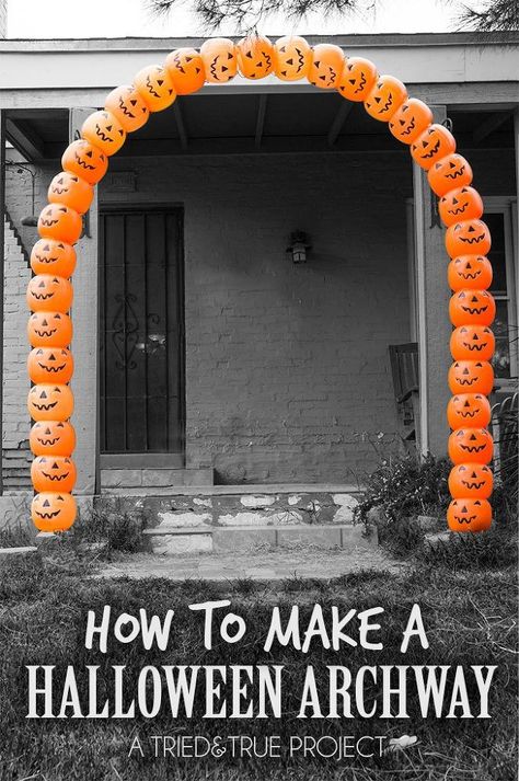 DIY: Halloween Pumpkin Archway. This is awesome! You could also wrap with string lights to light it up! Halloween Archway Diy, Archway Diy, Pumpkin Archway, Halloween Archway, Minecraft Decoration, Halloween Diy Outdoor, Halloween Outside, Halloween Decorations Diy Outdoor, Plastic Pumpkins