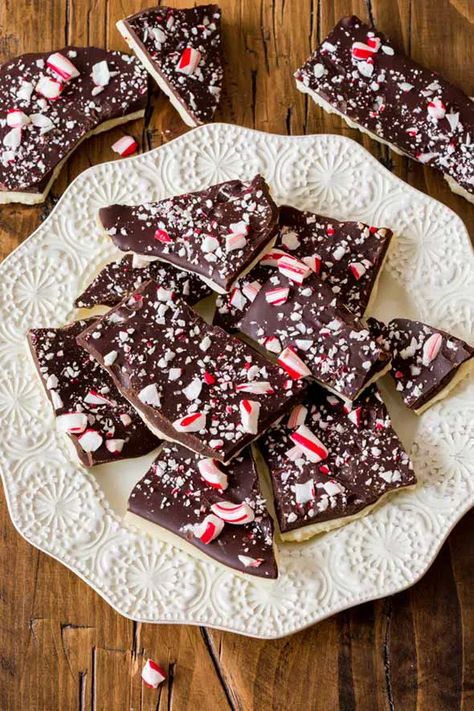 Candy Cane Bark Recipe | Leite's Culinaria Candy Cane Bark, Candy Cane Pie, Easy Food Gifts, Gift Recipes, Recipes For The Holidays, Holiday Entertaining Food, Easy Candy, Peppermint Candies, Diy Food Gifts