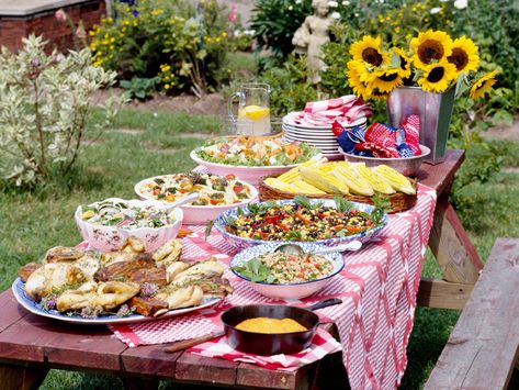 Backyard Bbq Party Decorations, Outdoor Party Foods, Summer Backyard Parties, Bbq Decorations, Easy Picnic Food, Bbq Party Decorations, Garden Party Recipes, Backyard Bbq Party, Summer Potluck