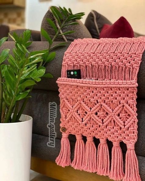 Macrame Projects Ideas, Macrame Accessories, Crochet Organizer, Crochet Pouf, Macrame Wall Hanging Tutorial, Macrame Shelf, Macrame Plant Hanger Tutorial, Macrame Mandala, Macrame Owl