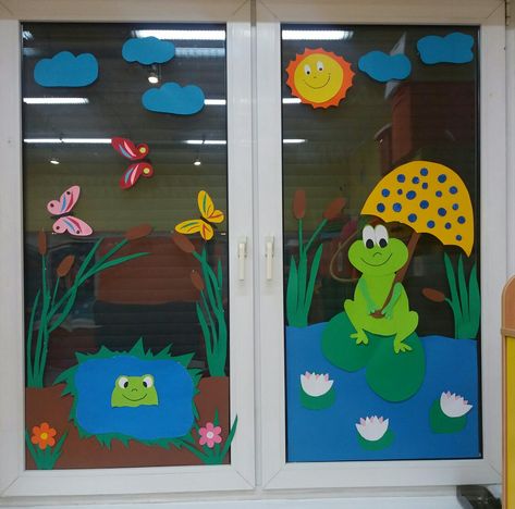 Window spring frog Window Ideas For Classroom, Classroom Window Decorations, Kindergarten Decorations, Elephant Crafts, Ideas For Classroom, Winter Carnival, Preschool Planning, Preschool Classroom Decor, Window Ideas