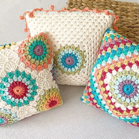 Crochet Boho Cushion, Boho Crochet Ideas, Crochet Throw Pillows, Granny Square Pillow Cover, Crochet Pillow Cover Pattern, Sunburst Crochet, Crochet Pillow Case Pattern, Crochet Pillow Case, Crochet Throw Pillow