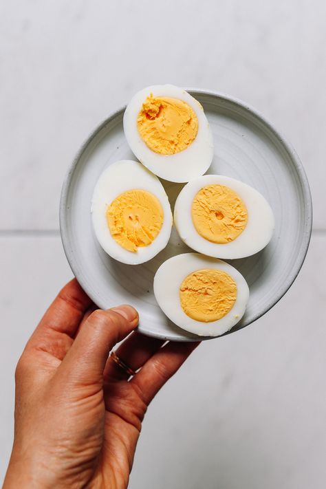 PERFECT Hard Boiled Eggs EVERY TIME! Easy to peel, hassle free, FAST! #recipe #minimalistbaker #eggs #hardboiledeggs #glutenfree Steamed Hard Boiled Eggs, Egg And Grapefruit Diet, Boiled Egg Recipes, Hard Boiled Egg Recipes, Making Hard Boiled Eggs, Protein Rich Snacks, Perfect Hard Boiled Eggs, Egg Diet Plan, Spicy Peanut Sauce