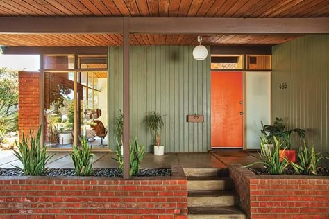 A 1955 Gem Exemplifies California Modern - Atomic Ranch Mcm Ranch Exterior, Mid Century Stucco Exterior, Mid Century Modern Front Door Colors, Mid Mod Exterior, Mid Century Brick House, House Exterior Mid Century Modern, House Repainting Exterior, Mid Century Courtyard Entry, Desert Bungalow Exterior