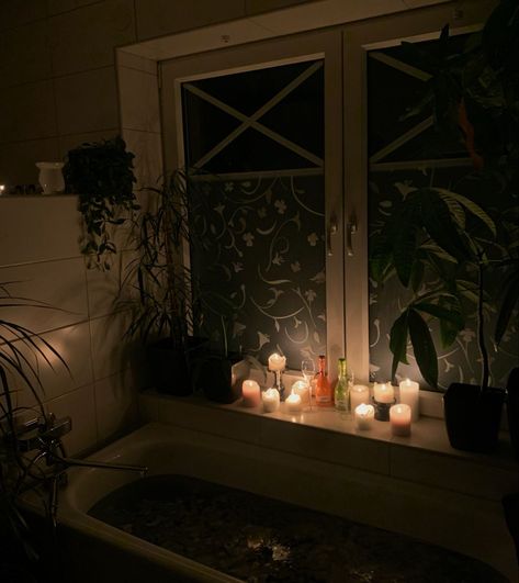 Bathroom Candles Aesthetic, Bath Plants, Cozy Aesthetic Winter, Candles Bathroom, Candles Cozy, Lush Plants, Candle Plant, Candle Bath, Candles Aesthetic