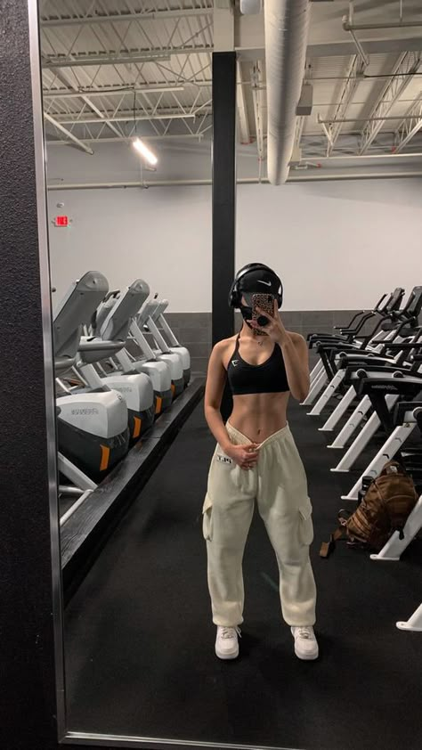 Outfits For Muscle Women, Muscle Top Women Outfit, Gym Pic Poses, Gym Girlies Aesthetic Muscle, Gym Goals Women, Muscle Aesthetic Woman, Lean Muscle Woman, Gym Rat Motivation, Muscle Mommy Outfits