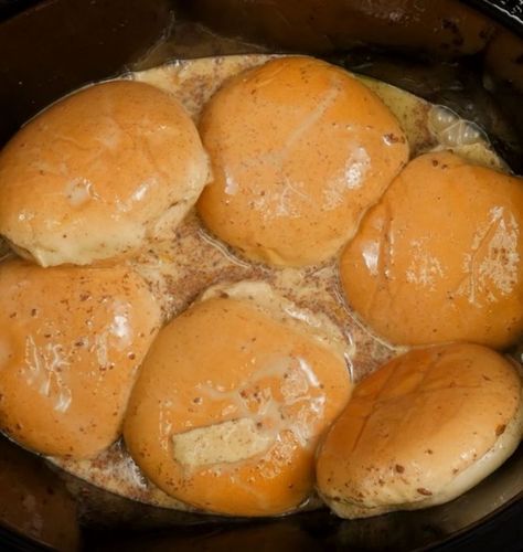 Uses For Leftover Hamburger Buns, Leftover Hamburger Buns, Slow Cooker French Toast, Crockpot French Toast, Hamburger Bun Recipe, Slow Cooker Breakfast, Crock Pot Desserts, Dinner Sandwiches, Crockpot Breakfast