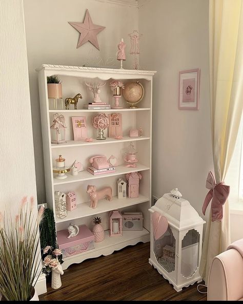 Bedroom Shelf Decor Aesthetic, Coquette Shelf Decor, Pink Shelf Decor, Pink Shelves, Shabby Chic Interior Design, Shelf Decor Bedroom, Apartment Deco, Coquette Room, Classy Bedroom