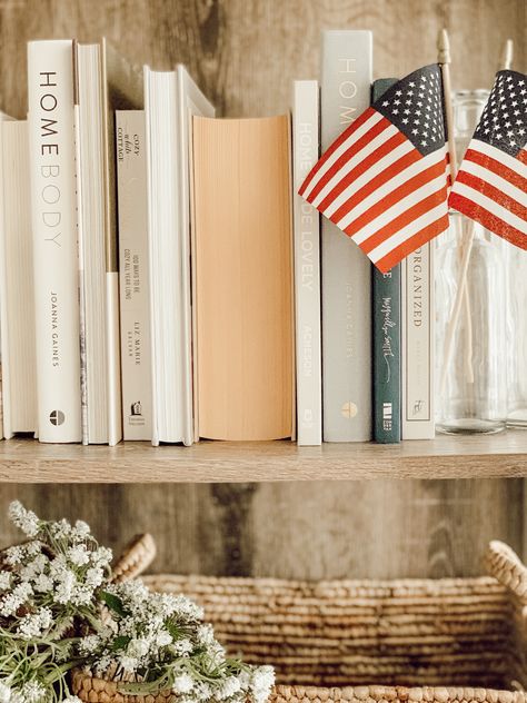 Modern Americana Decor, Americana Interior Design, Patriotic Decor Ideas, Memorial Day Decor, Modern Americana, Patriotic Food, Usa Decor, July Ideas, Patriotic Fashion