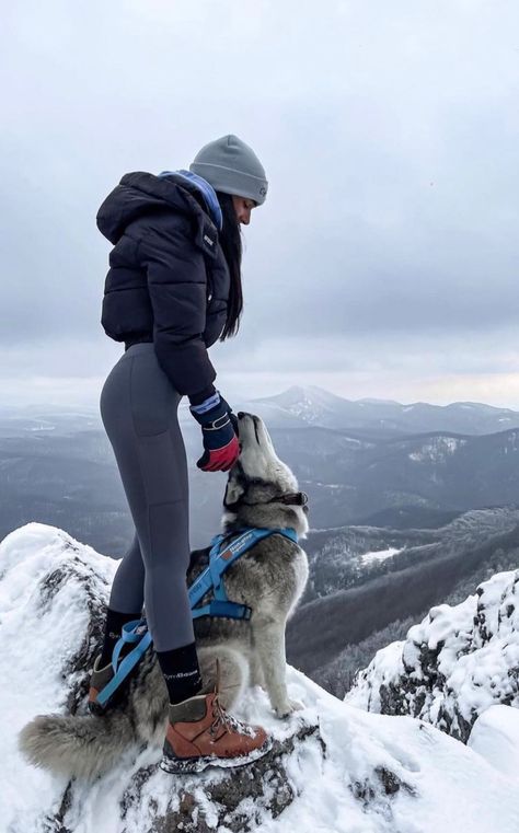 Winter Hiking Outfits, Outfit Winter Women, Women Hiking Outfit, Wander Outfit, Hiking Attire, Hiking Photos, Cute Hiking Outfit, Hiking Fits, Outfits For Ladies