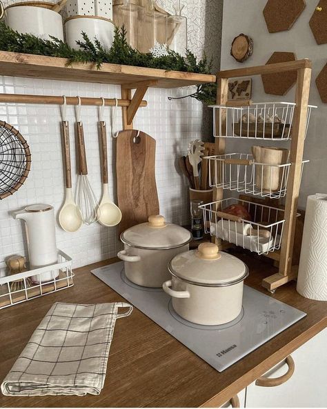 Tony Home Organization, Tiny Kitchen Ideas Apartments, Ideas De Casa, Cocina Aesthetic, Small Apartment Kitchen Ideas, Natural Wood Home Decor, Organiser Cucina, Home Gym Garage, Kitchen Aesthetic