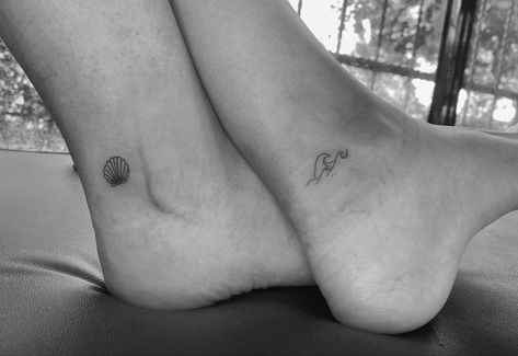 Small Tattoos Seashell, Sea Shell Minimalist Tattoo, Ocean Bestie Tattoos, Mini Sea Shell Tattoo, Mini Sea Tattoo, Seashell Tattoo Ankle, Sea Matching Tattoos, Small Sea Tattoos For Women, Mini Shell Tattoo