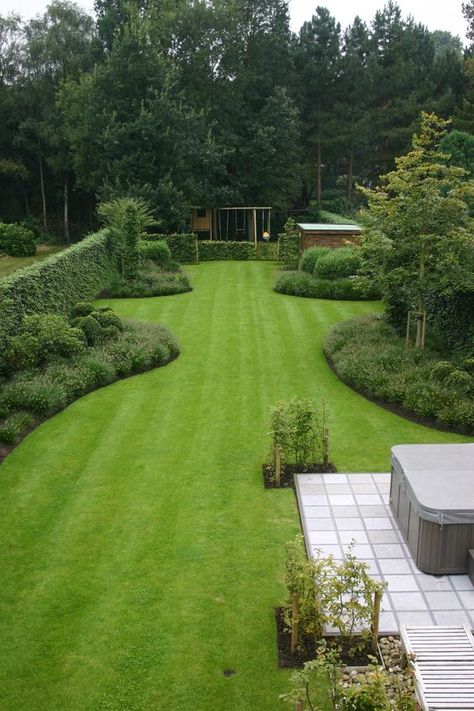 Gardeners' Secrets for Maintaining Your Lawn in Autumn - L'Essenziale Garden Design Ideas On A Budget, Large Backyard Landscaping, Small Front Yard Landscaping, Small Front Yard, Garden Design Layout, Walled Garden, Large Backyard, Have Inspiration, Green Lawn