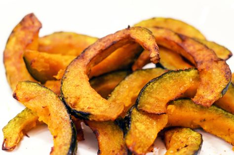 I am re-pinning because I tried this and it is DELICIOUS! Even my squash hating family loved this. Roasted Kabocha Squash... So easy to make. Kobucha Squash, Kabocha Squash Recipe, Roasted Kabocha Squash, Carb Cycling Diet, Kabocha Squash, Squash Recipes, Healthy Side Dishes, Amazing Recipes, Veggie Dishes