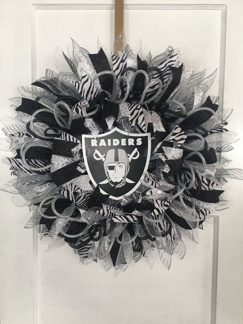 Raiders Wreath, Nfl Wreaths, House Divided Wreath, Black Christmas Tree Decorations, Cowboys Wreath, Raiders Stuff, Diy Valentine's Day Decorations, Sports Wreaths, Football Wreath