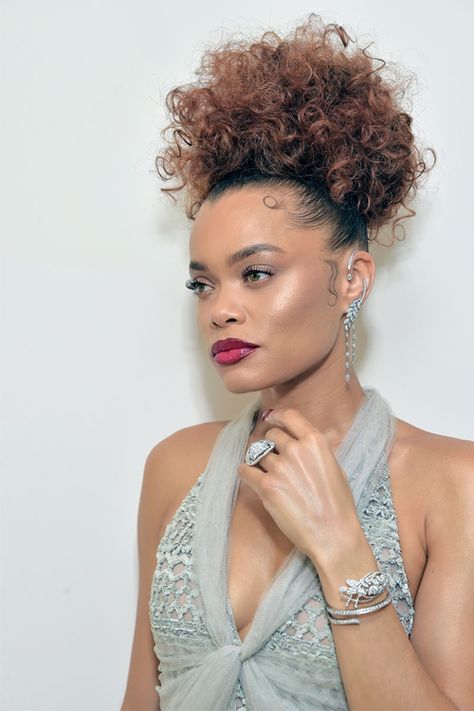 All that glitters: 2021 Golden Globes jewellery - Jeweller Magazine: Jewellery News and Trends Golden Globes 2023, Vestidos Oscar, Andra Day, 2023 Hairstyles, Red Carpet Beauty, Golden Globes Red Carpet, Curly Updo, Carey Mulligan, Amy Poehler