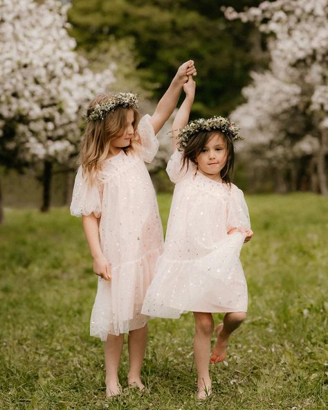 “I have you, and you have me, honey” - @ocieelliott ❤️❤️❤️ Sisters in the orchard at @merridalecider @jadesoluk #cowichanvalleyphotographer #vancouverislandphotographer #bcphotographer #sisters #familyphotographer #familyphotography #sisterlove Sisters Photoshoot Poses Kids, Young Sisters Photoshoot, Big Sister And Little Sister Pictures, Big And Little Sister Photoshoot, Sister Photoshoot Kids, Sisters Portrait, Lights Photoshoot, Sister Photoshoot, Portrait Flowers