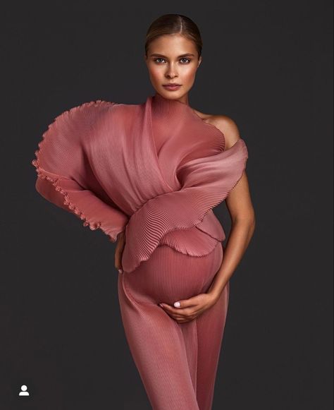 Photoshoot Posing Ideas, Tulle Maternity Dress, Maternity Photoshoot Outfits, Luxury Robes, Stylish Maternity, Maternity Photoshoot, Posing Ideas, Wedding Lingerie, Photoshoot Outfits