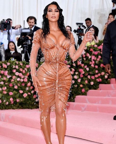 Kim Kardashian’s “wet look” for the 2019 Met Gala. Done by Manfred Thierry Mugler Estilo Kim Kardashian, Estilo Kardashian, Kim Kardashian Dresses, Met Gala Outfits, Met Gala Dresses, Kim Kardashian Outfits, Gala Outfit, Kardashian Outfit, Kim Kardashian And Kanye