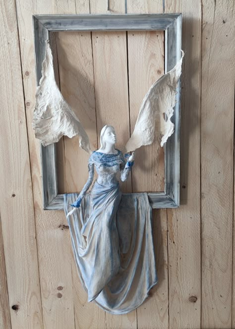 Sculpture angel. Old frame. Wall decor. Powertex Ideas Inspiration, Plaster Of Paris Sculpture, Angel Clay, Powertex Art, Angel Art Dolls, Takken Decor, 3d Templates, Spirit Art Dolls, Mixed Media Art Canvas