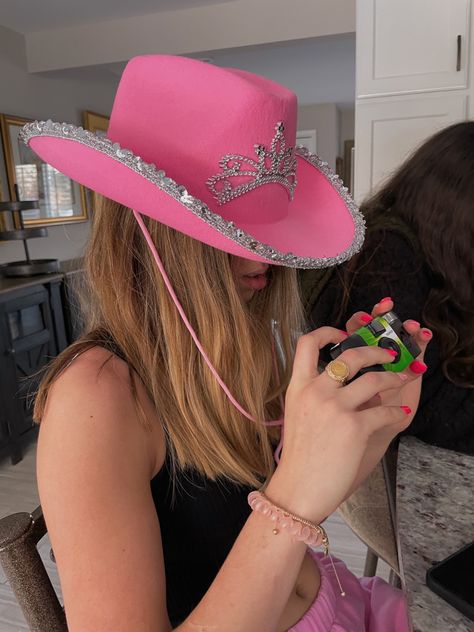 30 Bday Ideas, Preppy Hat, Kendall Jenner Outfits Casual, Pink Cowgirl Hat, Pink Hijab, Space Cowgirl, Chapeau Cowboy, Cowgirl Costume, Pink Cowgirl