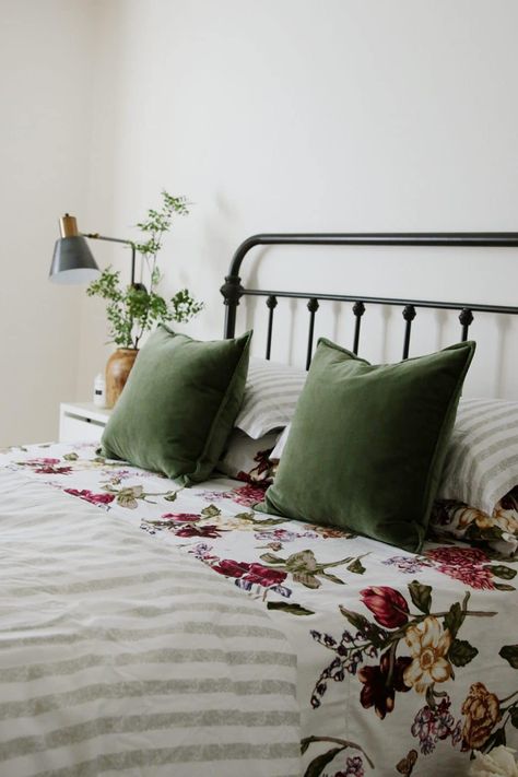 Spring Bedding - Chris Loves Julia Spring Bedding, Design Ložnic, English Cottages, Bed Stand, Bed Springs, Humble Abode, Retro Home Decor, Retro Home, College Dorm