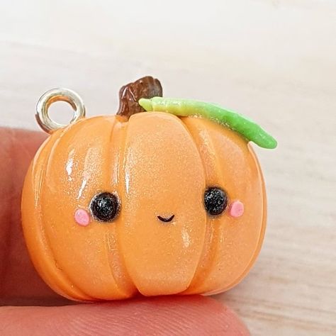 Pumpkin Clay, Pumpkin Keychain, Kawaii Pumpkin, Polymer Clay Halloween, Halloween Clay, Clay Keychain, Air Dry Clay Projects, Clay Crafts Air Dry, Cute Polymer Clay