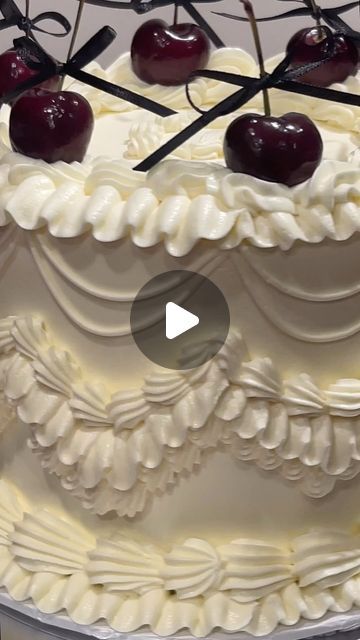 Savannah on Instagram: "Decorate a vintage cake with me🍒🎀  Piping tips used:   Drop lines #2 Swags #12  Side ruffles #103  Top and bottom ruffles #104  Small shell borders #12  Large shell borders #22  Bows on cherries inspired by @velvetvalleycakes   #cakedecorating #cakedecorator #vintagecake #buttercreampiping #pipingtips #coquette #coquetteaesthetic #bows" Large Cake Designs, Vintage Cake Piping Tips, Vintage Piping Cake, Heart Cake Tutorial, Vintage Pasta, Ribbon Cake, Vintage Birthday Cakes, Cake Borders, Cake Piping