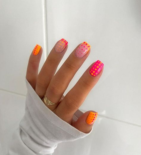 Ibiza Nails, Dot Nail Designs, Cute Short Nails, Short Gel Nails, Simple Gel Nails, Summery Nails, Polka Dot Nails, Dots Nails, Cute Gel Nails