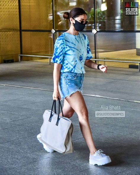 Alia Bhatt Street Style, Alia Bhatt Casual Outfit, Aliya Bhatt, Long Cotton Skirt, Rachel Green Outfits, Bollywood Aesthetic, Alia Bhatt Photoshoot, Green Outfits, Style Aesthetics