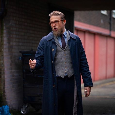 Raymond Smith Costume - The Gentleman Charlie Hunnam The Gentlemen, Raymond Smith, Gentleman Movie, Harmful Insects, Powerful Man, Brown Plain, British Gentleman, The Gentlemen, Gentleman Outfit