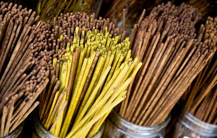 How to Make Sticks of Incense Kyphi Incense, Wax Business, How To Make Incense, Homemade Incense, Making Incense, Meditation Room Decor, Witch Candles, Burning Incense, Smudge Sticks