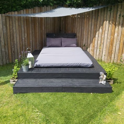 Garden Day Bed Ideas, Diy Patio Bed, Outdoor Daybed Ideas Diy, Pallet Daybed Outdoor, Diy Outdoor Bed Lounge, Pallet Day Beds, Diy Outdoor Bed, Outdoor Daybed Diy, Outside Bed