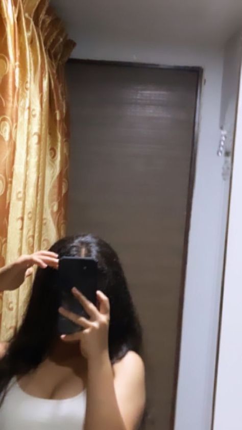 Photo Girly No Face, No Faces Poses, Fake Mirror Selfie Snap, Mirror Selfie Poses Chubby, Selfie Mirror Aesthetic, Mirror Selfie Poses Face, Girly Photography Aesthetic, Back Selfie, Mirror Pics No Face