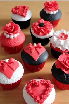 Cupcakes especial San Valentín Cupcakes San Valentin, Deco Cupcake, Cupcake Piping, Cupcakes Fondant, Cupcake Videos, Valentine Day Cupcakes, Fondant Cupcake Toppers, Rose Cupcakes, Valentine Desserts