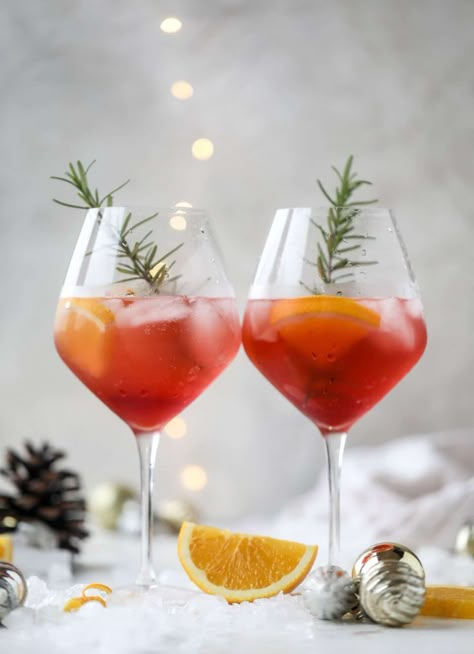 Winter Aperol Spritz Cocktail - A Winter Aperol Spritz Winter Aperol Spritz, Jean Wedding, Christmas Drinks Alcohol Recipes, Aperol Spritz Recipe, Spritz Recipe, Spritz Cocktail, Refreshing Cocktail, Winter Cocktails, Festive Drinks