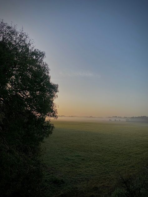 Fog and gloomy morning, sunrise in the contryside, Bridgerton aesthetics Gloomy Morning, Foggy Morning Aesthetic, Misty Morning Aesthetic, Foggy Summer Morning, Misty Country Morning, Gloomy Sunset, Countryside Landscape, Sky Pictures