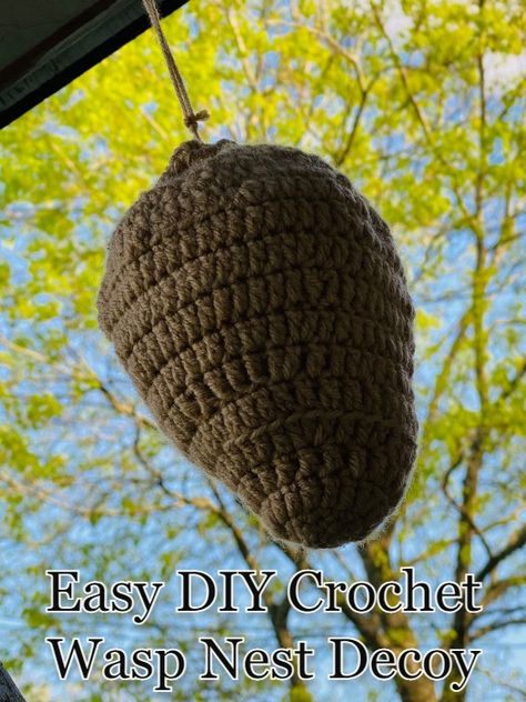 Crochet Wasp Nest, Easy Diy Crochet, Crocheted Things, Hornets Nest, Crochet Hanging, Wasp Nest, Front Post Double Crochet, Crochet Bee, Bag Crochet