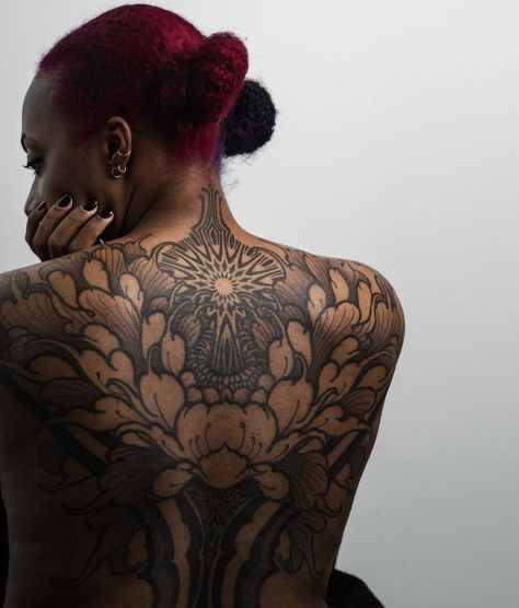 Flower Back Tattoo, Dark Skin Tattoo, Jagua Henna, Korean Tattoo Artist, Korean Tattoos, Flower Tattoo Back, Black Girls With Tattoos, Stylist Tattoos, Dark Tattoo