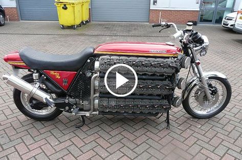 This insane bike is definitely beyond every bike enthusiast’s wildest imagination. Simon Whitlock, the famous motorcycling madman has taken the motorcycling world Kawasaki Motorcycle, Bike Bmw, Kawasaki Bikes, Antique Motorcycles, Cycle Car, Track Racing, Custom Cycles, Antique Tractors, Kawasaki Motorcycles